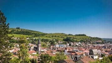 Dans les monts d'Auvergne, les maires restent tiraillés face aux éoliennes et fermes solaires