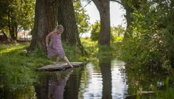 « L'enfant d'intérieur », refoulé des espaces extérieurs et privé de nature