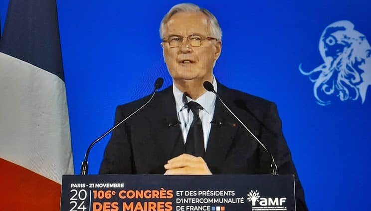 Michel Barnier tente de calmer (un peu) la colère des maires