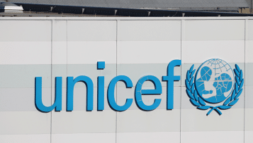 L'Unicef alerte sur les privations matérielles et sociales des jeunes générations en France