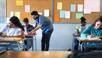 Combien d'élèves face aux enseignants dans le secondaire en 2023 ?